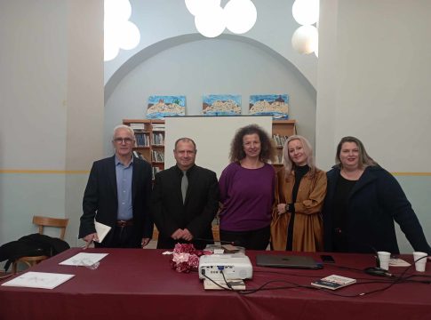 Με απόλυτη επιτυχία και σε κλίμα συγκίνησης η παρουσίαση του “Μητέρες εν Αναμονή” στην Σύρο